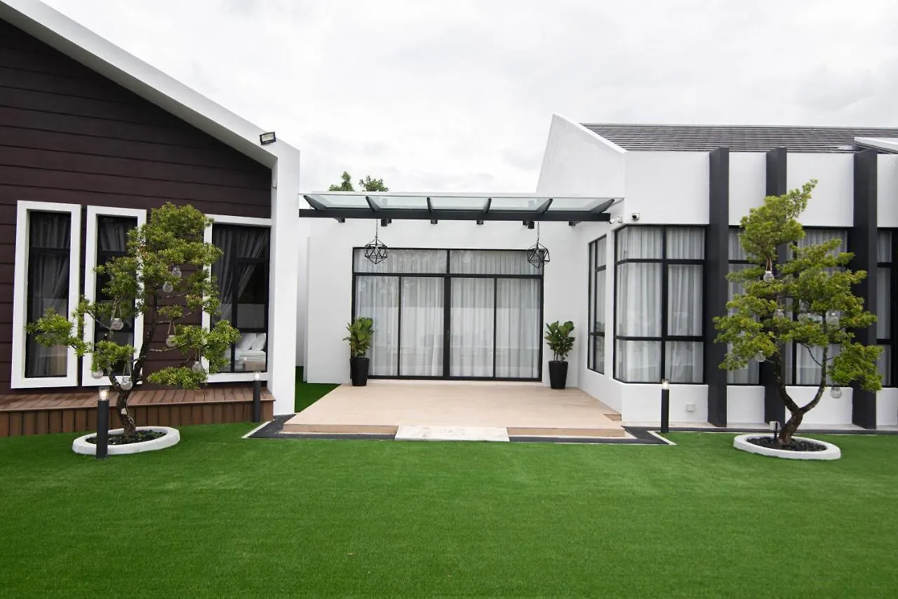 Atas Villa Melaka 0*,